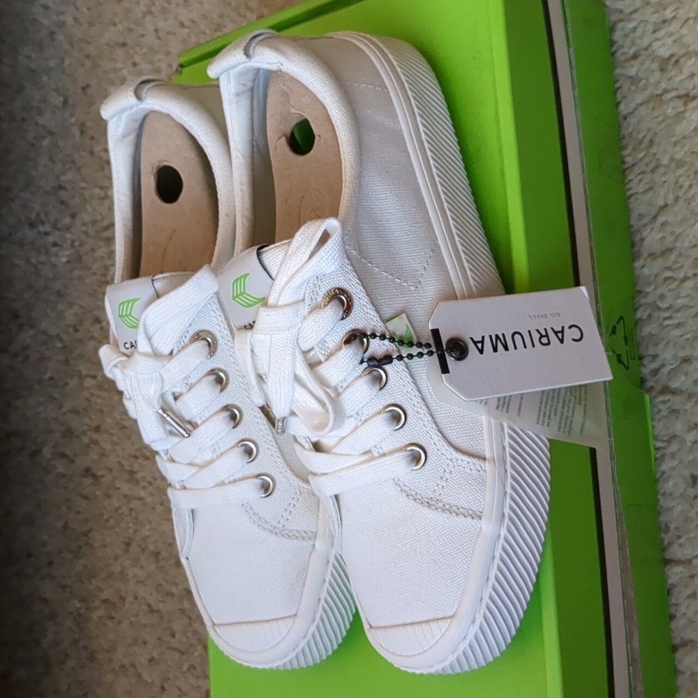 NWT Cariuma Off-White Lace Up Sneakers